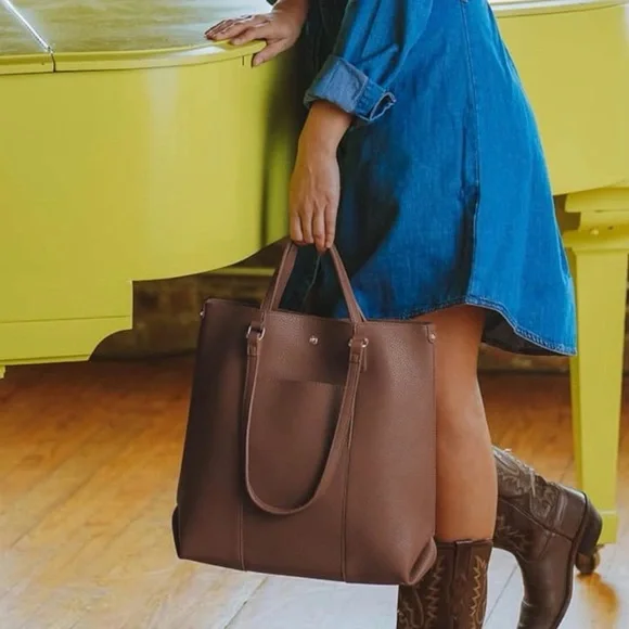 Elegant Brown Leather Tote Bag - Picture 2 of 10
